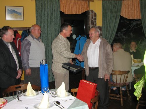 Predsednik GZ Mengeš Janez Koncilja izroča album slavljencu Francu Blejcu